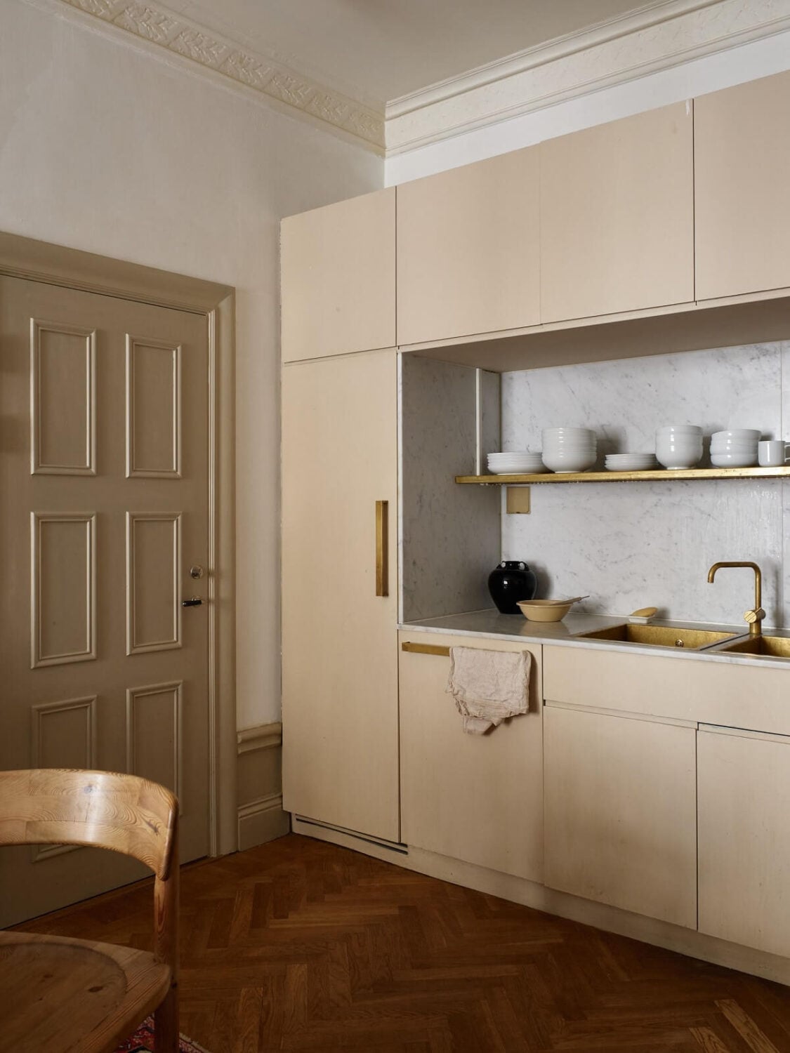 A Beige Vintage Apartment in Stockholm 9 beige-kitchen-wooden-herringbone-floor-nordroom
