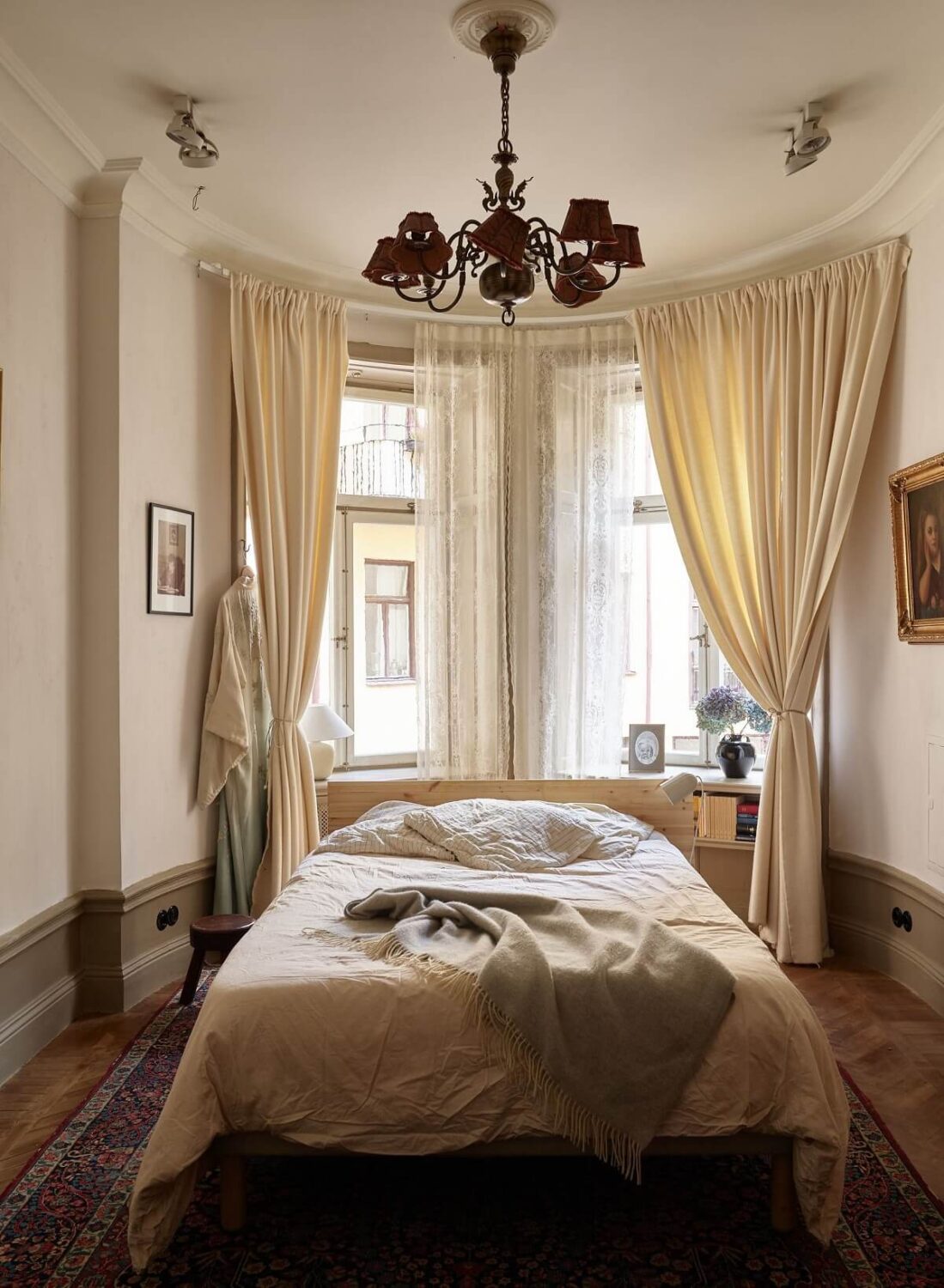 A Beige Vintage Apartment in Stockholm 18 beige-vintage-bedroom-bay-window-nordroom