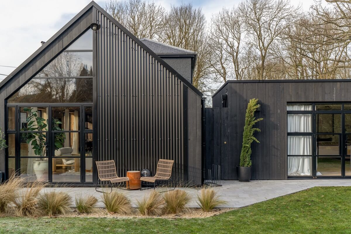 A Victorian Home with a Modern Black Extension 26 black-exterior-garden-home-in-england-nordroom