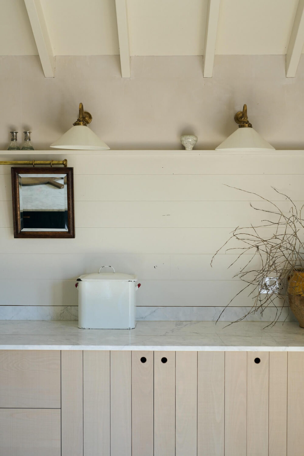 A deVOL Sebastian Cox Kitchen in a 17th Century Barn House 7 detail-The-Sebastian-Cox-Kitchen-deVOL-nordroom