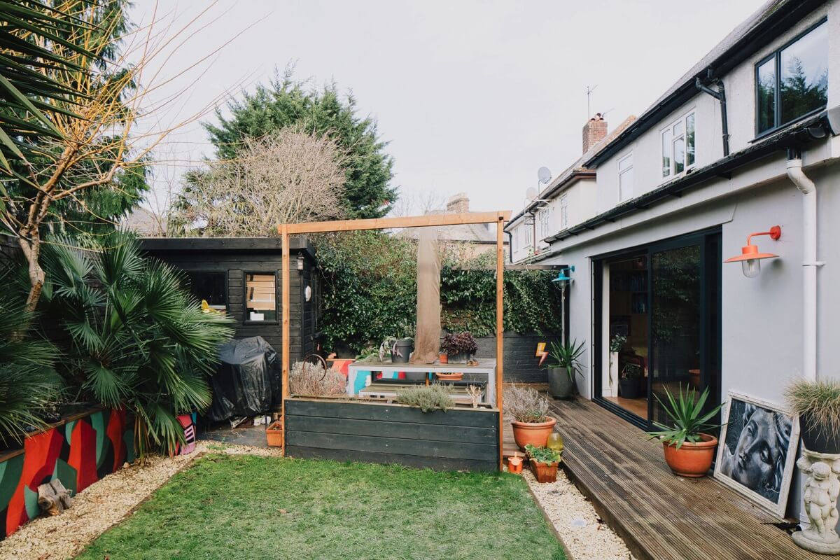 A London Home with Moody Rooms and a Pink Kitchen 18 garden-london-home-moody-rooms-nordroom