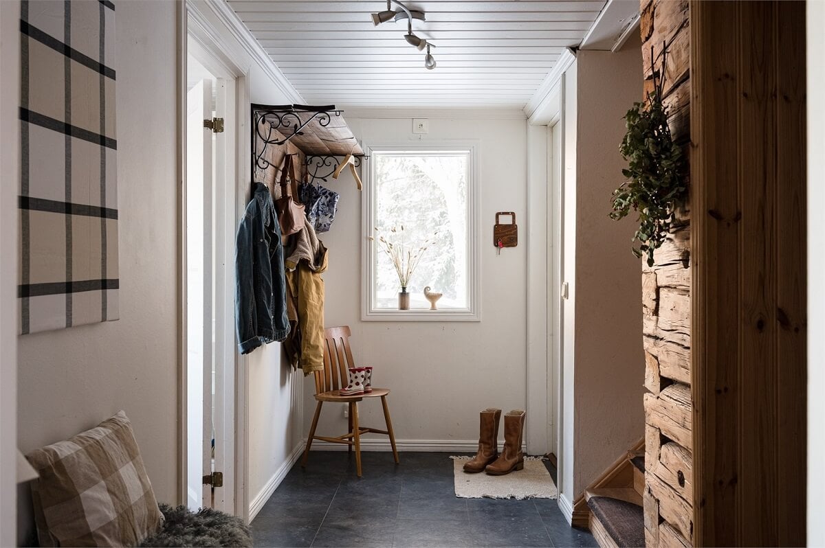 A Charming Countryside Villa in Sweden 16 hallway-swedish-country-house-rustic-wall-nordroom