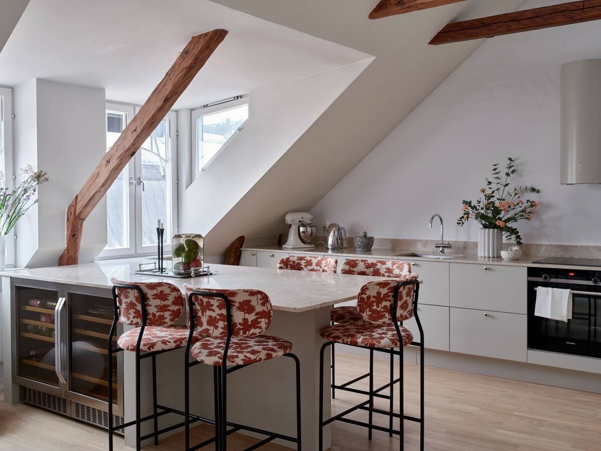 Pastel Color Accents in a Scandinavian Penthouse Apartment 7 kitchen-breakfast-bar-slanted-ceiling-wooden-beams-nordroom