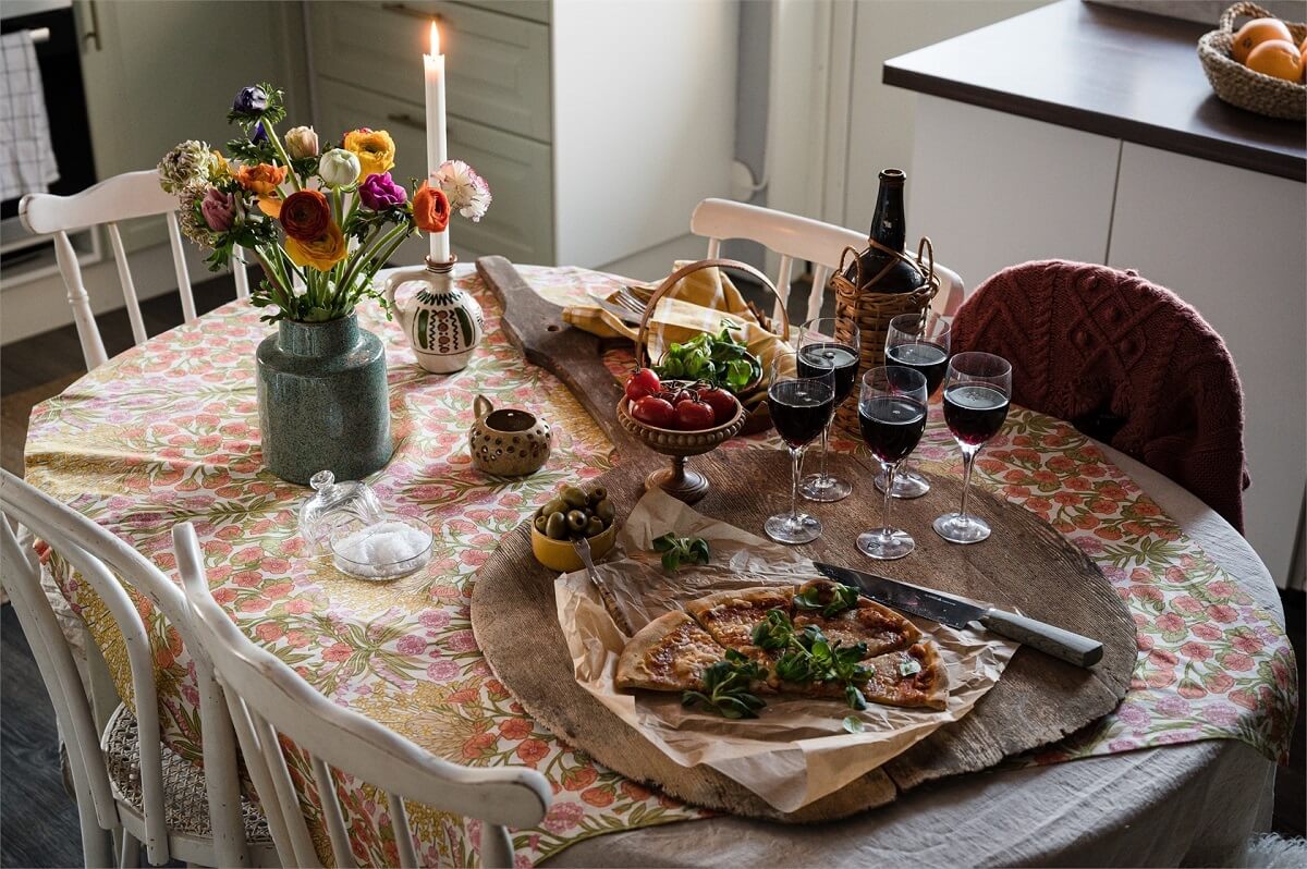 A Charming Countryside Villa in Sweden 3 kitchen-table-round-forms-swedish-country-house-nordroom