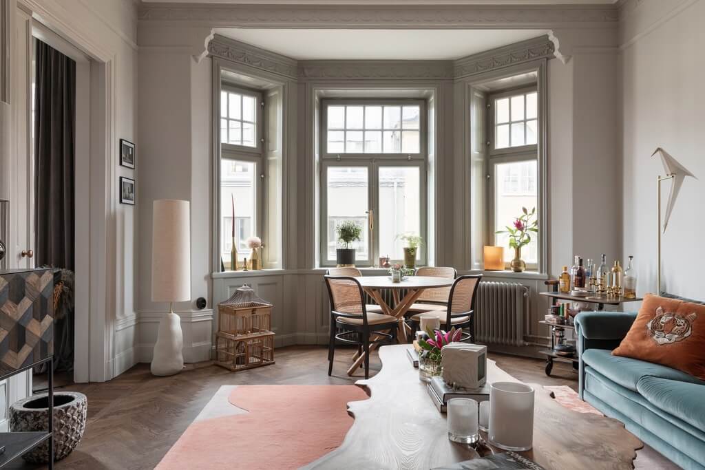 living-room-bay-window-light-gray-walls-nordroom