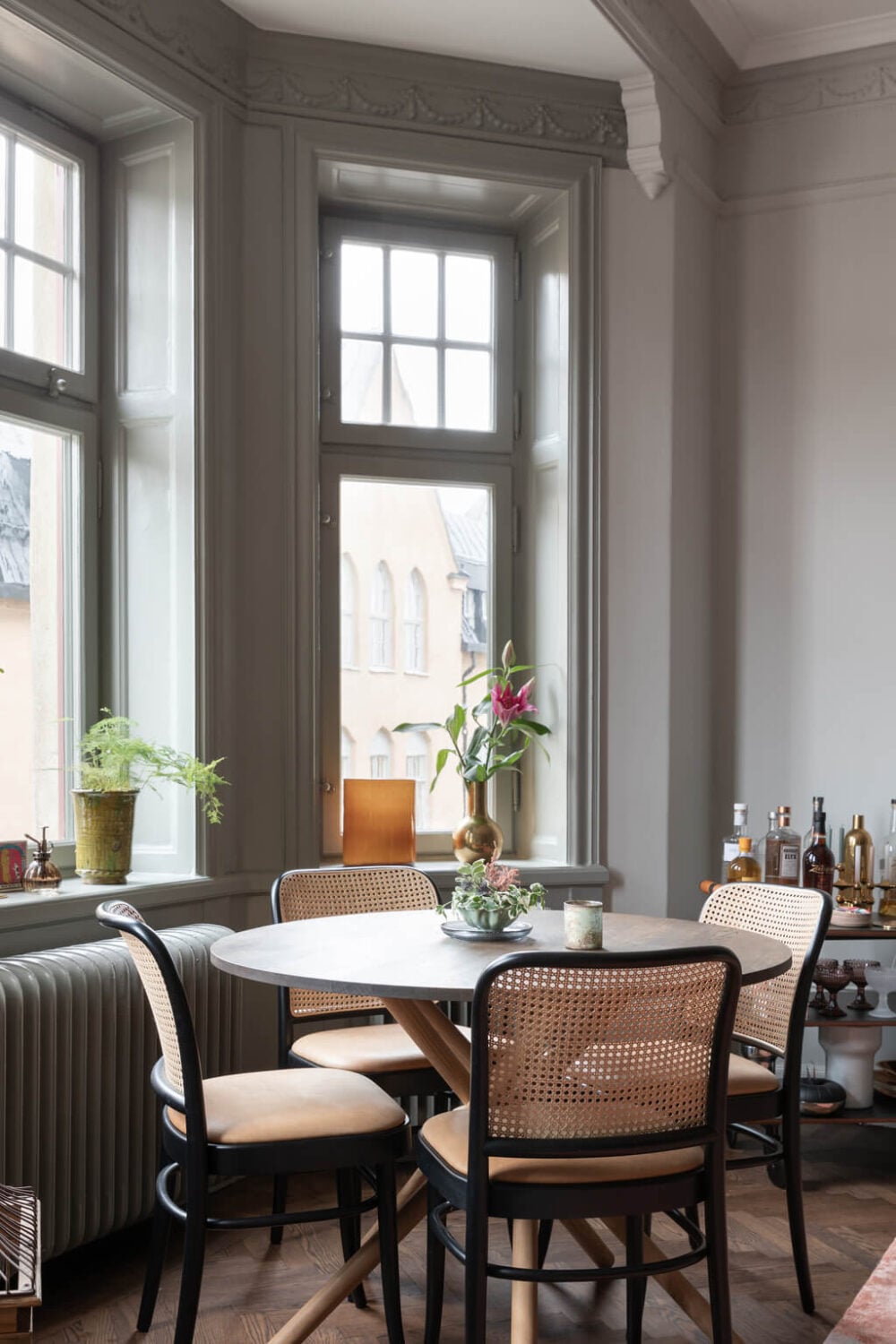 A Classic Swedish Apartment with Light Gray Walls 9 round-dining-table-bay-window-nordroom