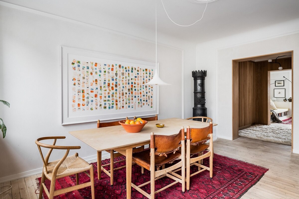 An Oslo Apartment with Custom Made Storage Solutions 12 scandinavian-dining-space-wishbone-chairs-pink-rug-nordroom