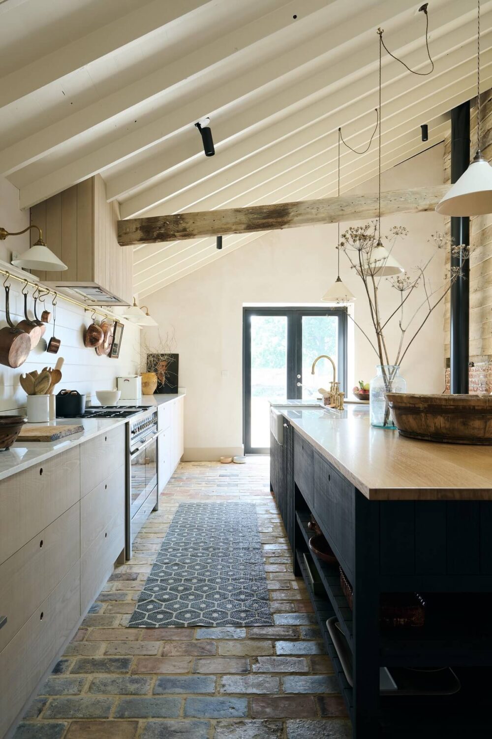 A deVOL Sebastian Cox Kitchen in a 17th Century Barn House 3 sebastian-cox-kitchen-devol-barn-house-england-nordroom