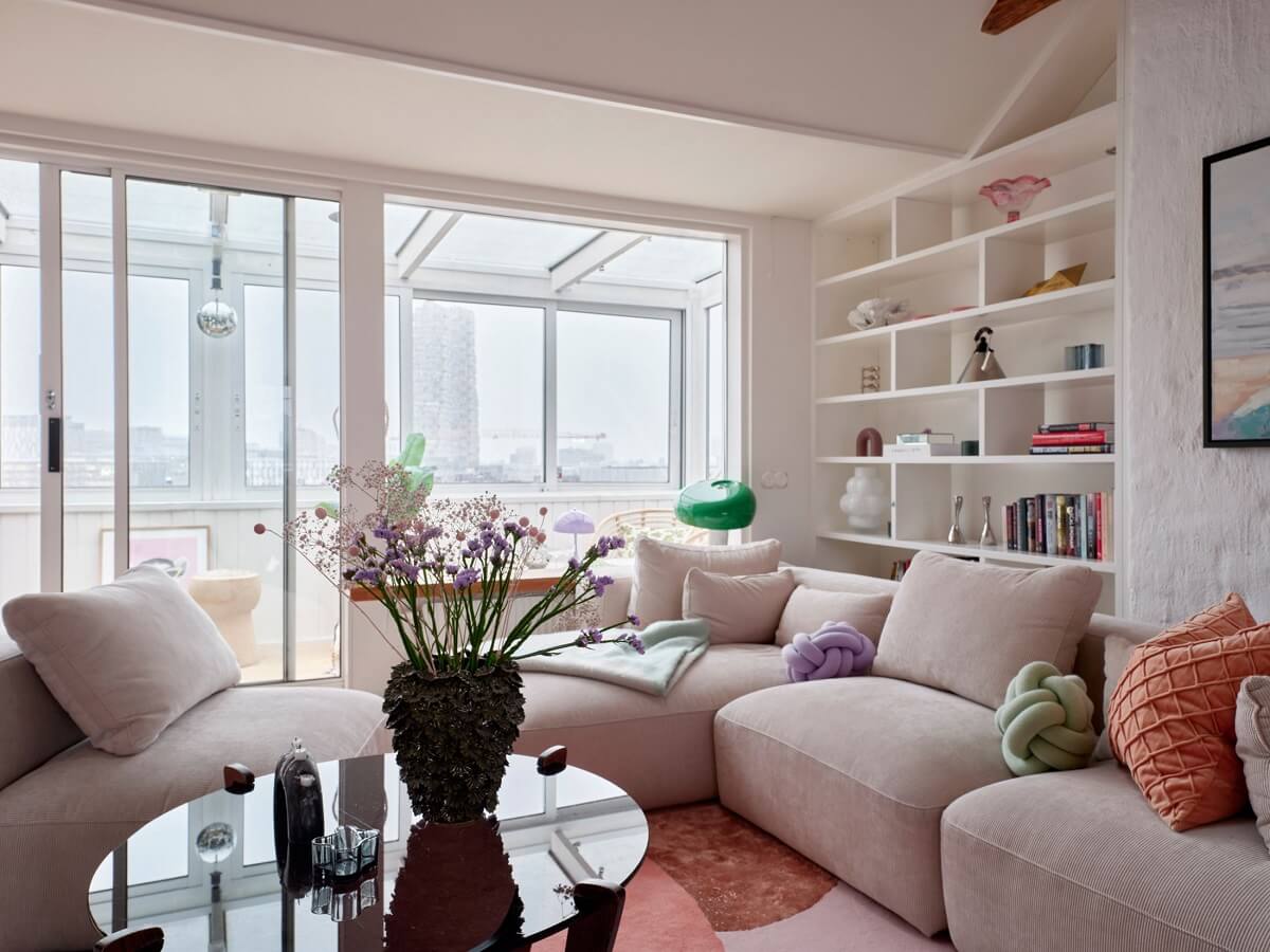 Pastel Color Accents in a Scandinavian Penthouse Apartment 3 sitting-room-penthouse-built-in-bookshelfs-nordroom