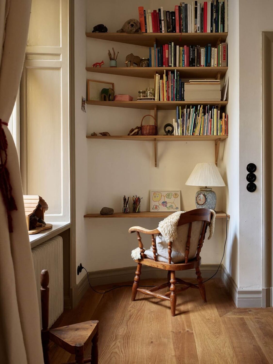 A Beige Vintage Apartment in Stockholm 15 small-home-office-bedroom-bookshelfs-beige-aesthetic-nordroom
