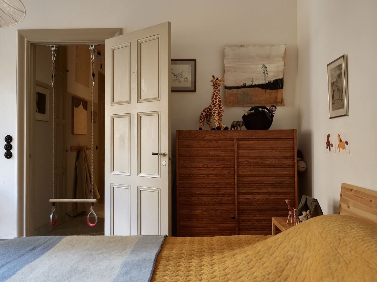 A Beige Vintage Apartment in Stockholm 16 vintage-bedroom-yellow-bedding-beige-apartment-nordroom