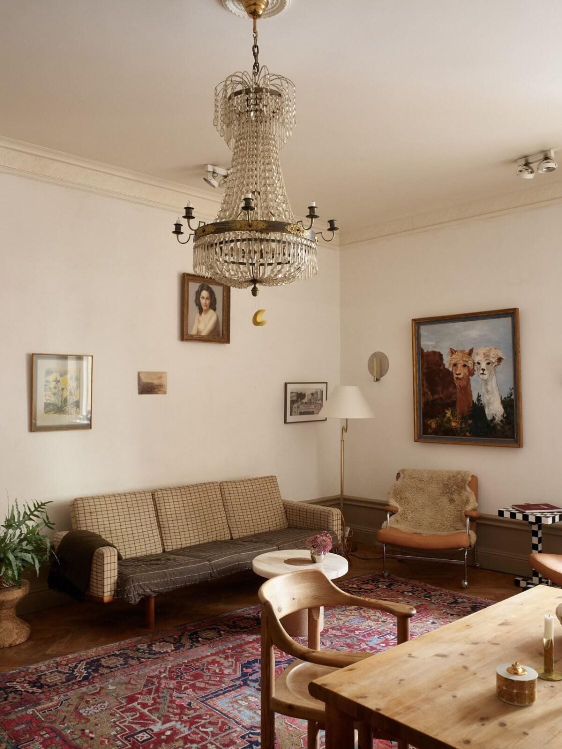 A Beige Vintage Apartment in Stockholm 3 vintage-living-room-large-rug-beige-apartment-nordroom