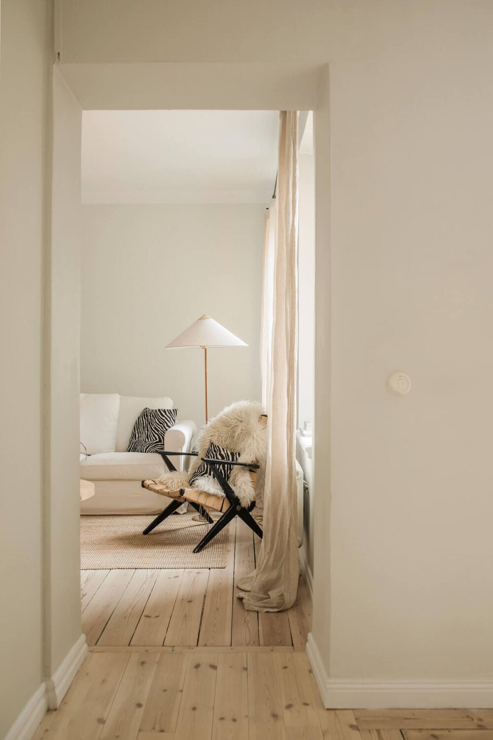A Serene Light Colored Apartment in Stockholm 4 wooden-floor-serene-light-apartment-nordroom