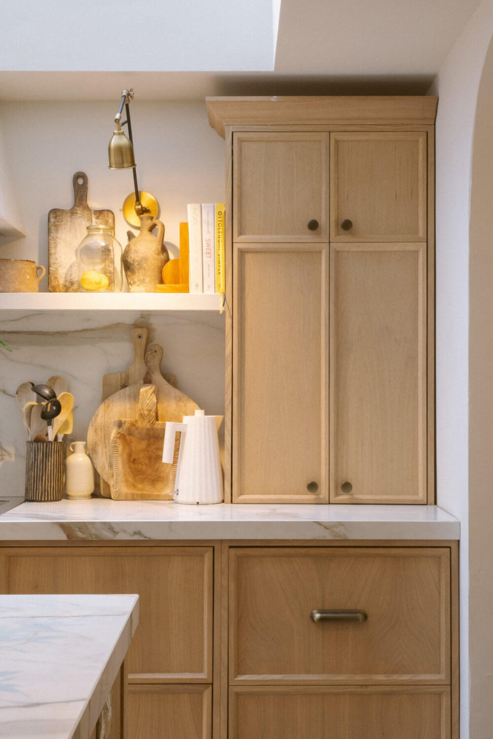 A Serene Renovated Victorian House in London 9 american-solid-oak-cabinets-kitchen-marble-worktop-nordroom