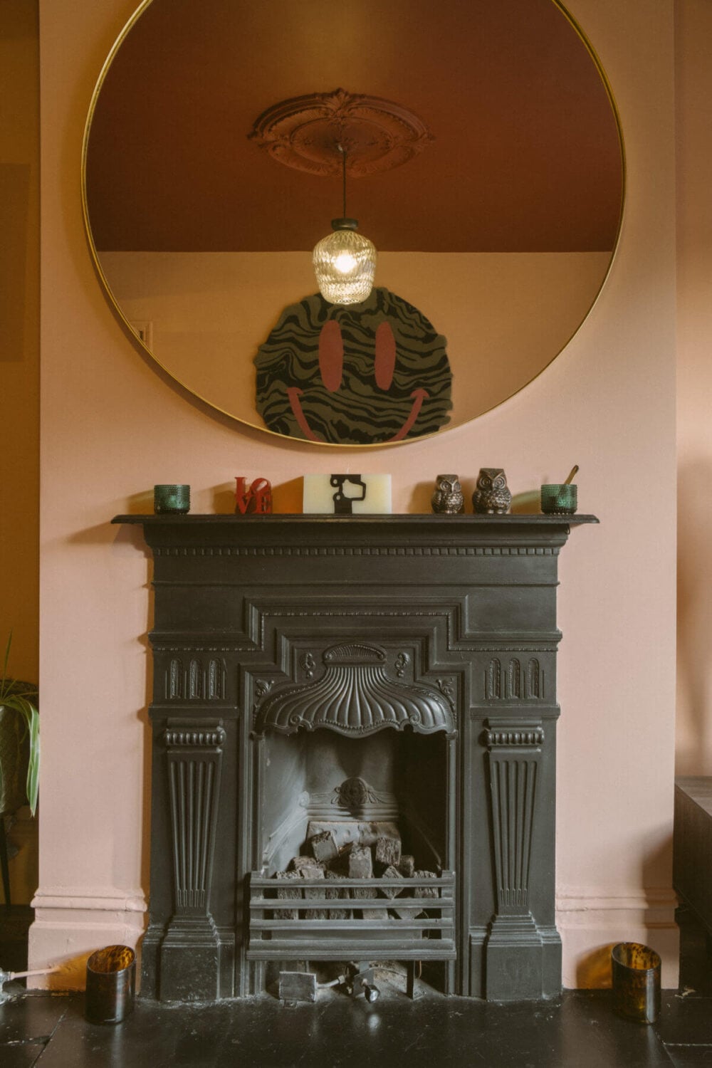 A Victorian House in London Decorated in Warm Color Tones 17 black-painted-fireplace-large-round-mirror-victorian-house-london-nordroom