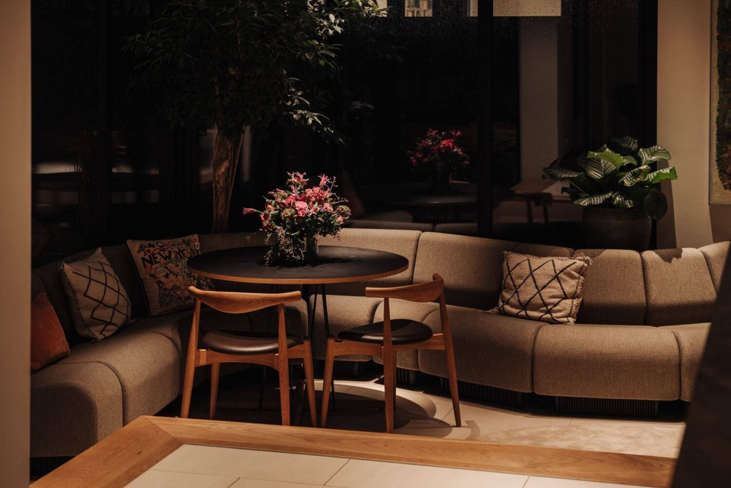 A Luxurious Canal Home in Amsterdam 4 dining-table-curved-built-in-bench-nordroom