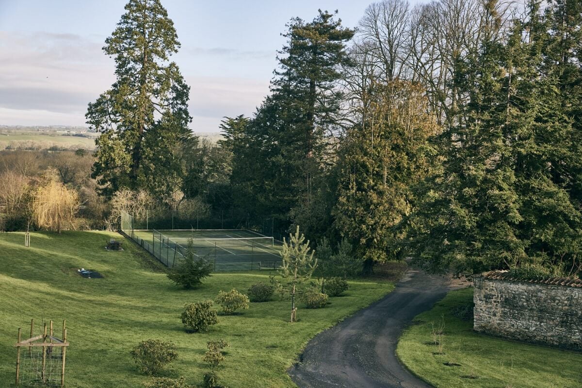 A Peaceful Georgian House in the English Countryside 24 driveway-garden-georgian-country-house-england-nordroom