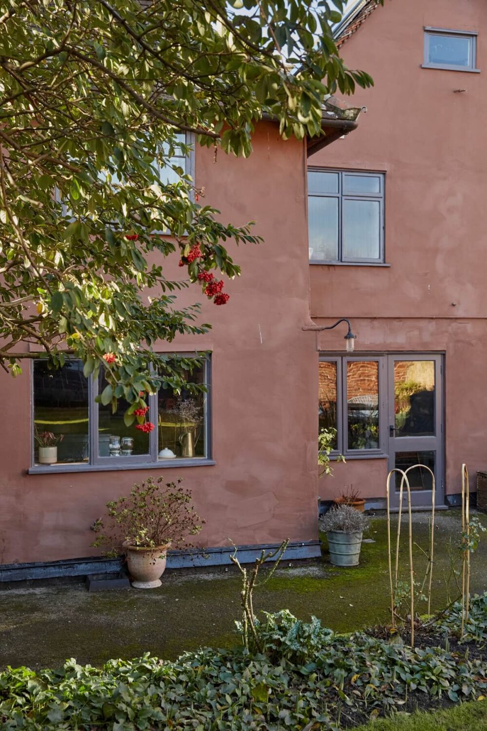 A Pink English Home That's Brimming with History 24 exterior-terracotta-pink-facade-garden-nordroom