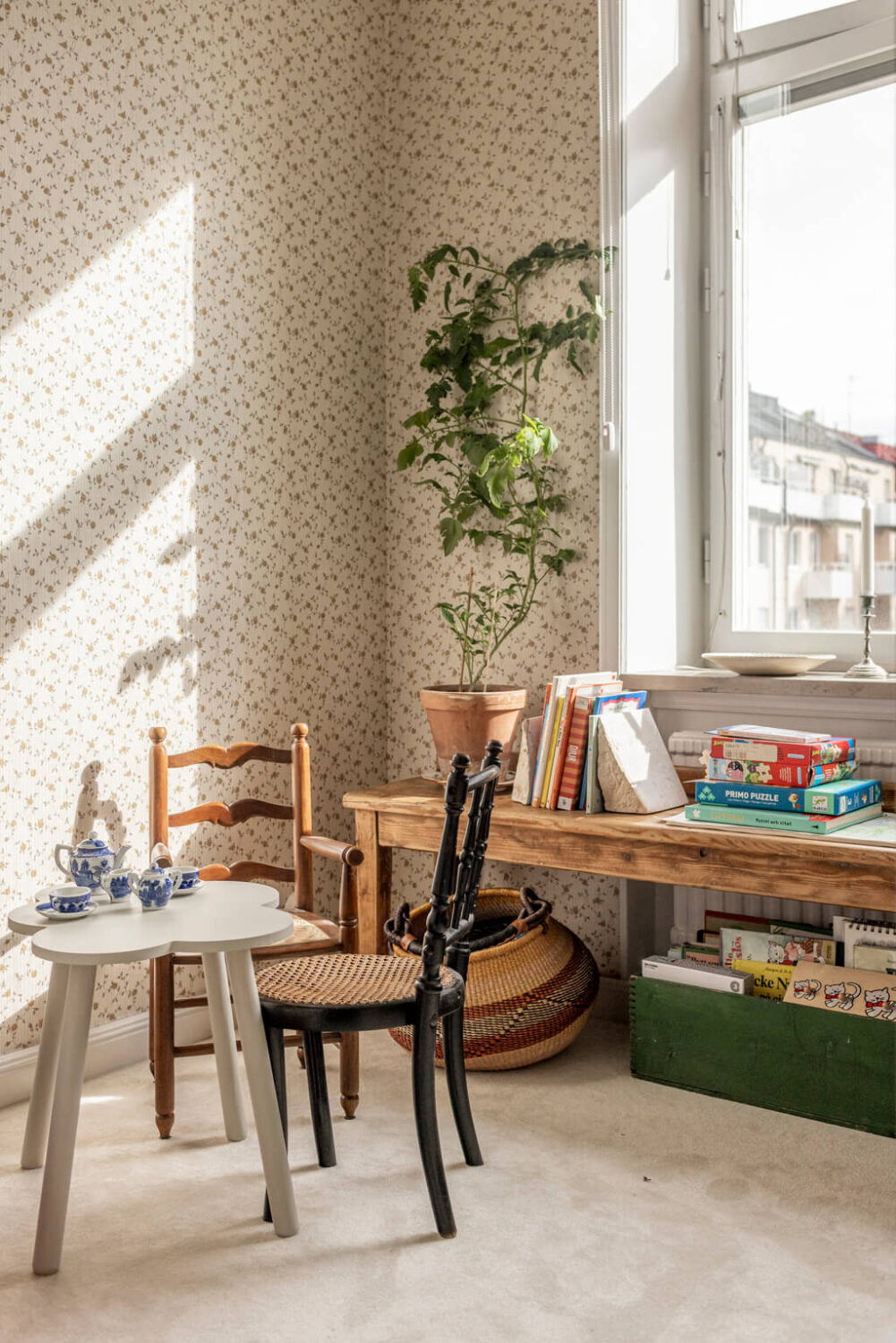 A Scandinavian Apartment with Antique Furniture 12 kids-playroom-wallpaper-wooden-bench-nordroom