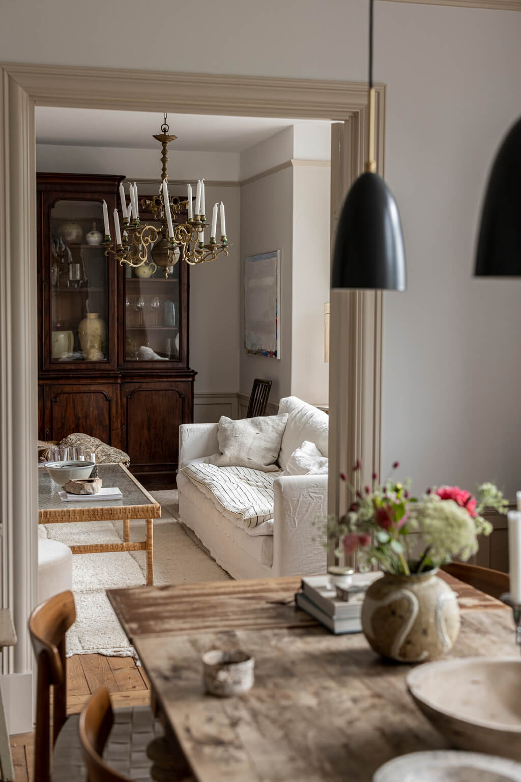 kitchen-living-room-black-pendants-nordic-apartment-antique-furniture-nordroom