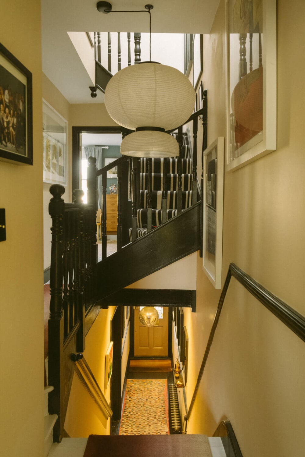 A Victorian House in London Decorated in Warm Color Tones 34 landing-black-painted-staircase-victorian-house-london-nordroom