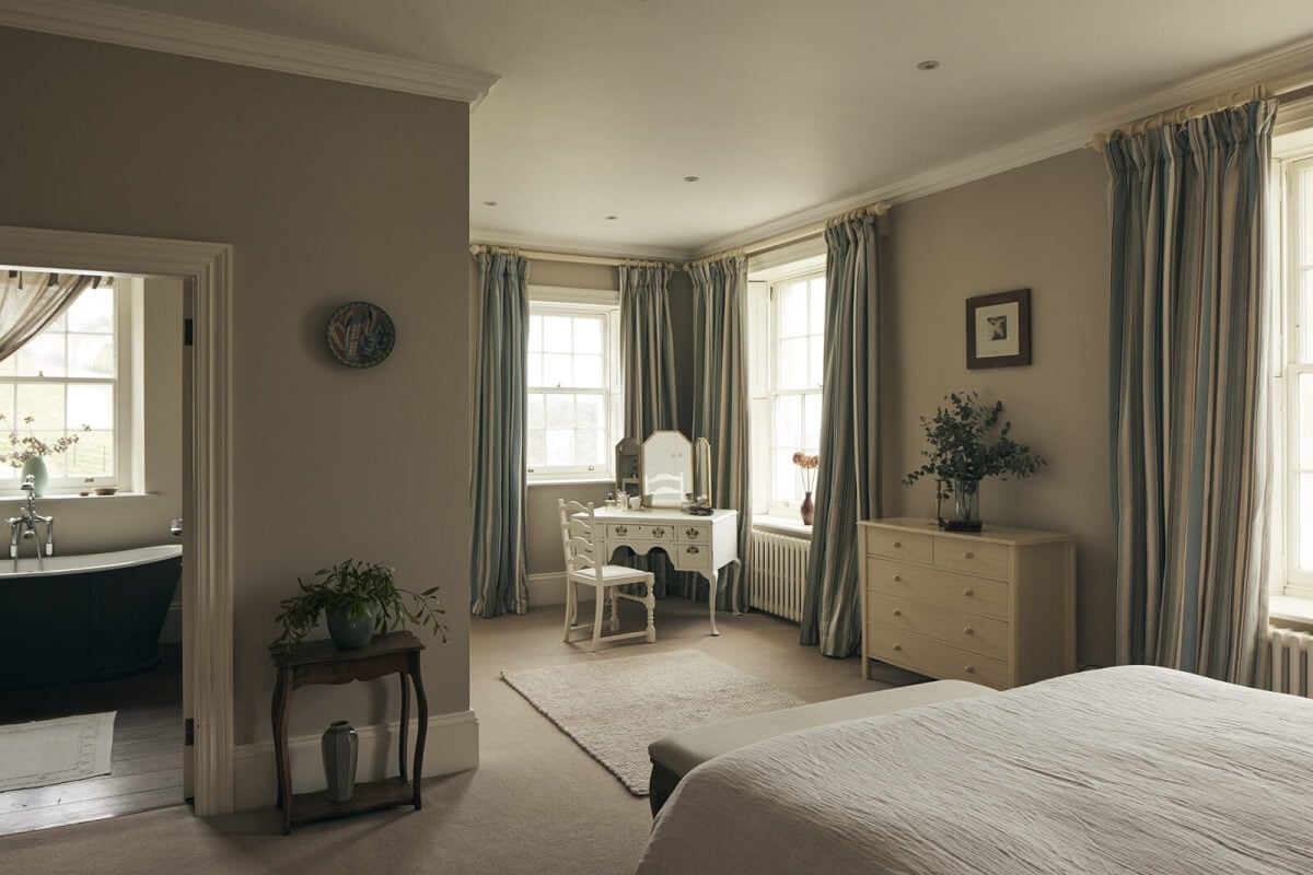 A Peaceful Georgian House in the English Countryside 15 large-light-gray-master-bedroom-vanity-table-en-suite-bathroom-nordroom