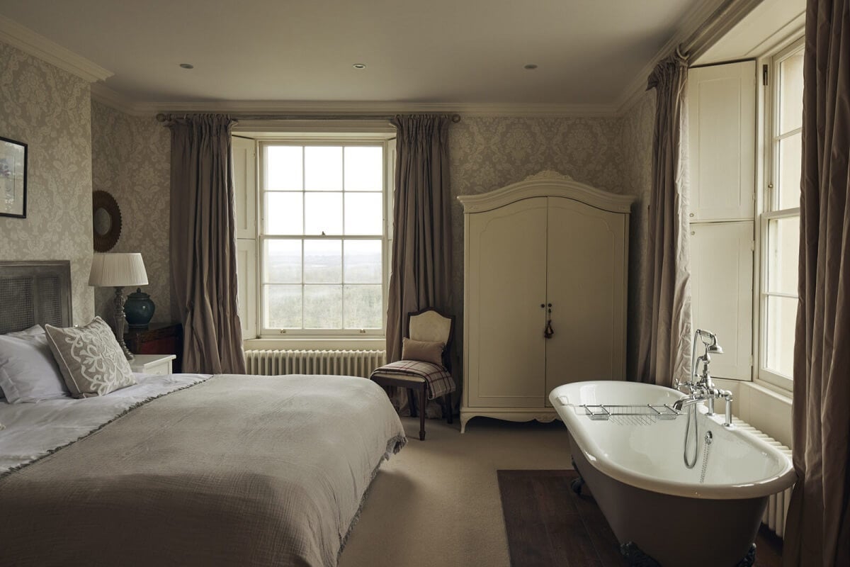 A Peaceful Georgian House in the English Countryside 20 light-gray-bedroom-freestanding-bath-nordroom