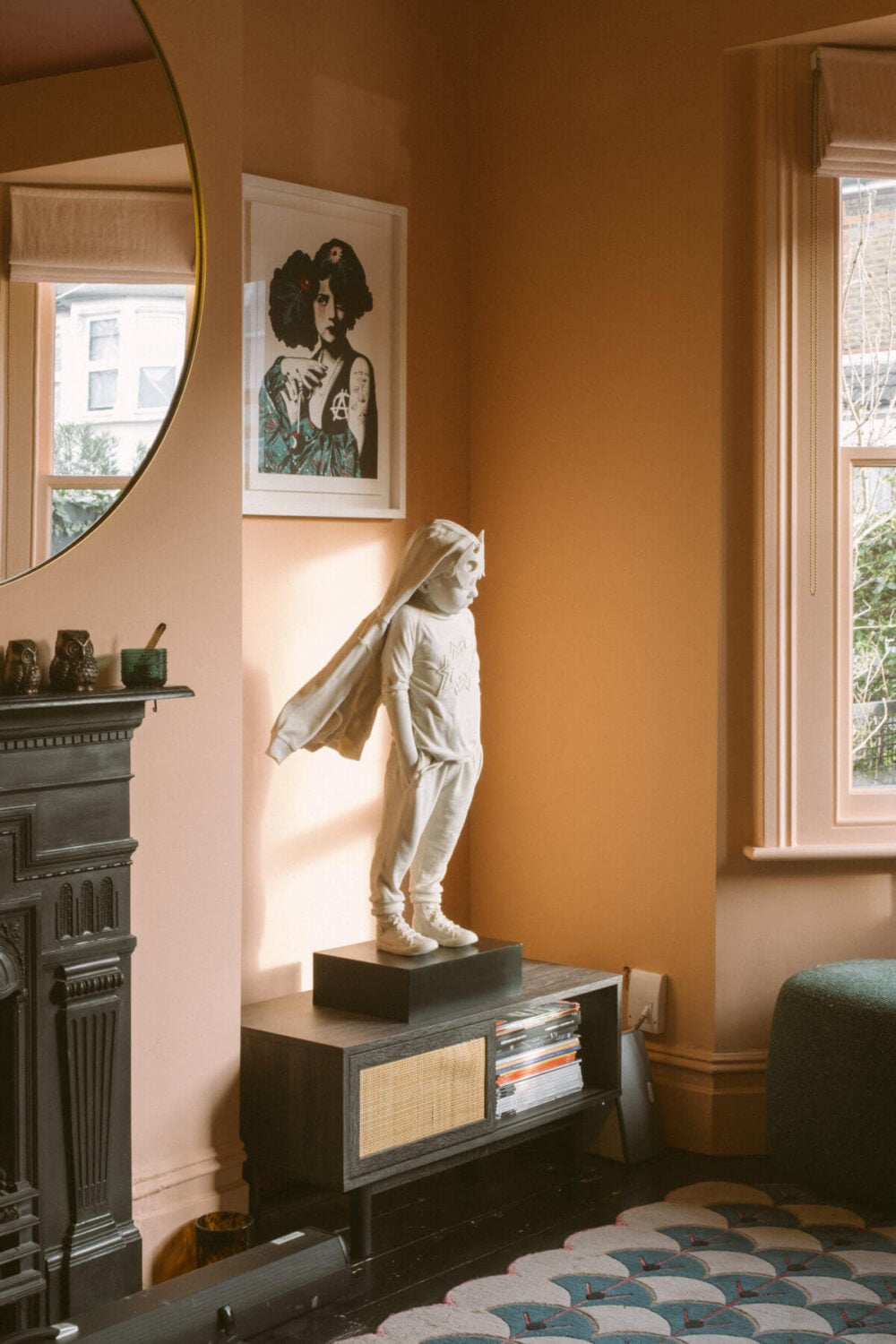 A Victorian House in London Decorated in Warm Color Tones 18 living-room-bay-window-warm-walls-nordroom