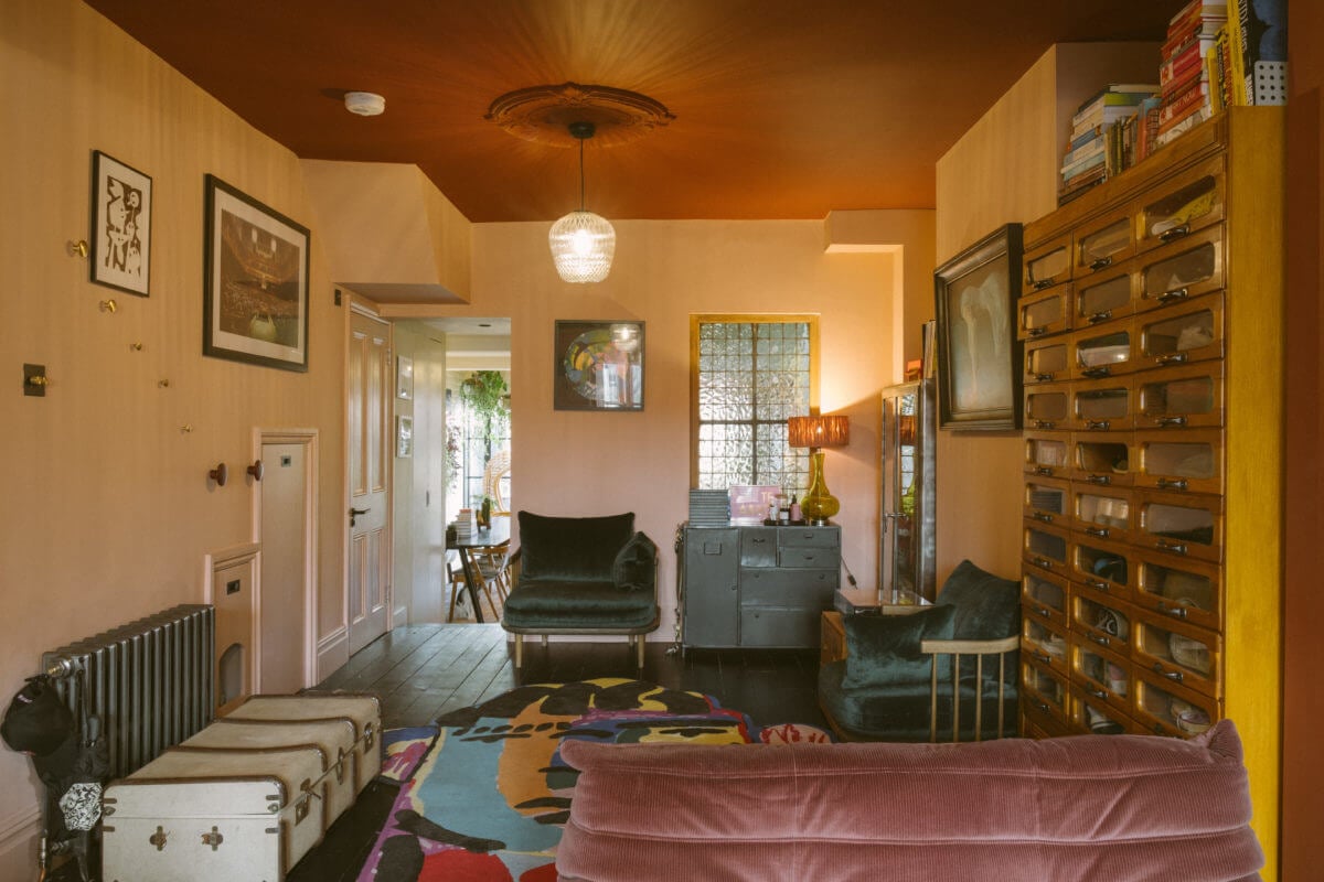A Victorian House in London Decorated in Warm Color Tones 19 living-room-earthy-pink-ceiling-nordroom