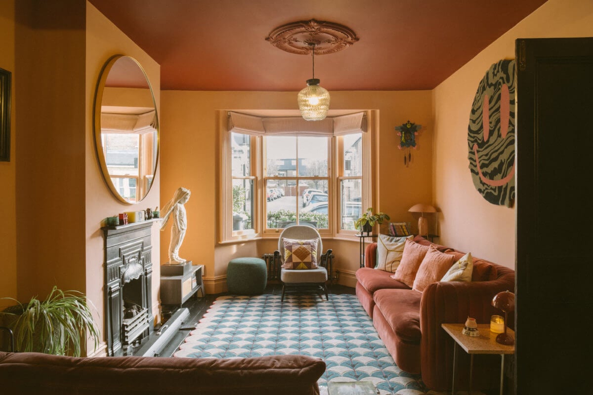 A Victorian House in London Decorated in Warm Color Tones 14 living-room-ochre-yellow-walls-earthy-pink-ceiling-nordroom