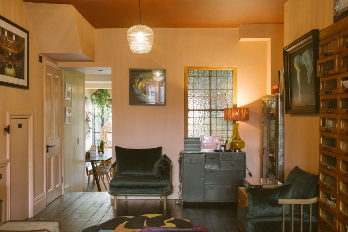 A Victorian House in London Decorated in Warm Color Tones 20 living-room-warm-color-scheme-black-floor-velvet-armchairs-nordroom