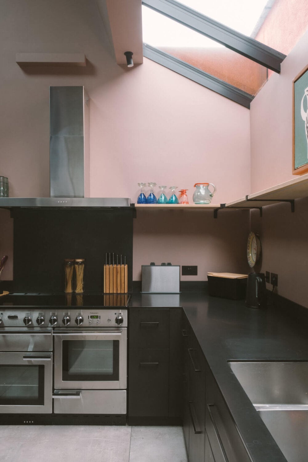 A Modern Split-Level Home with Colorful Rooms 4 modern-black-kitchen-pink-walls-skylight-nordroom