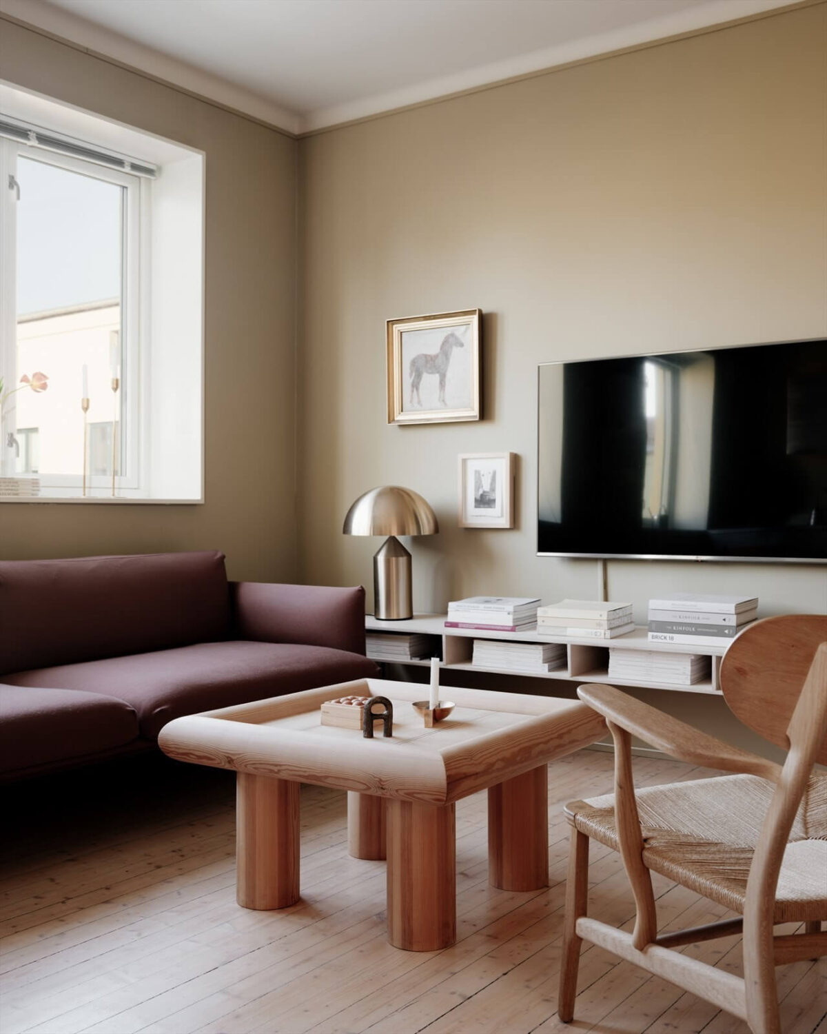 A Modern Oslo Apartment with Custom Furniture and Storage 5 modern-living-room-oslo-apartment-nordroom