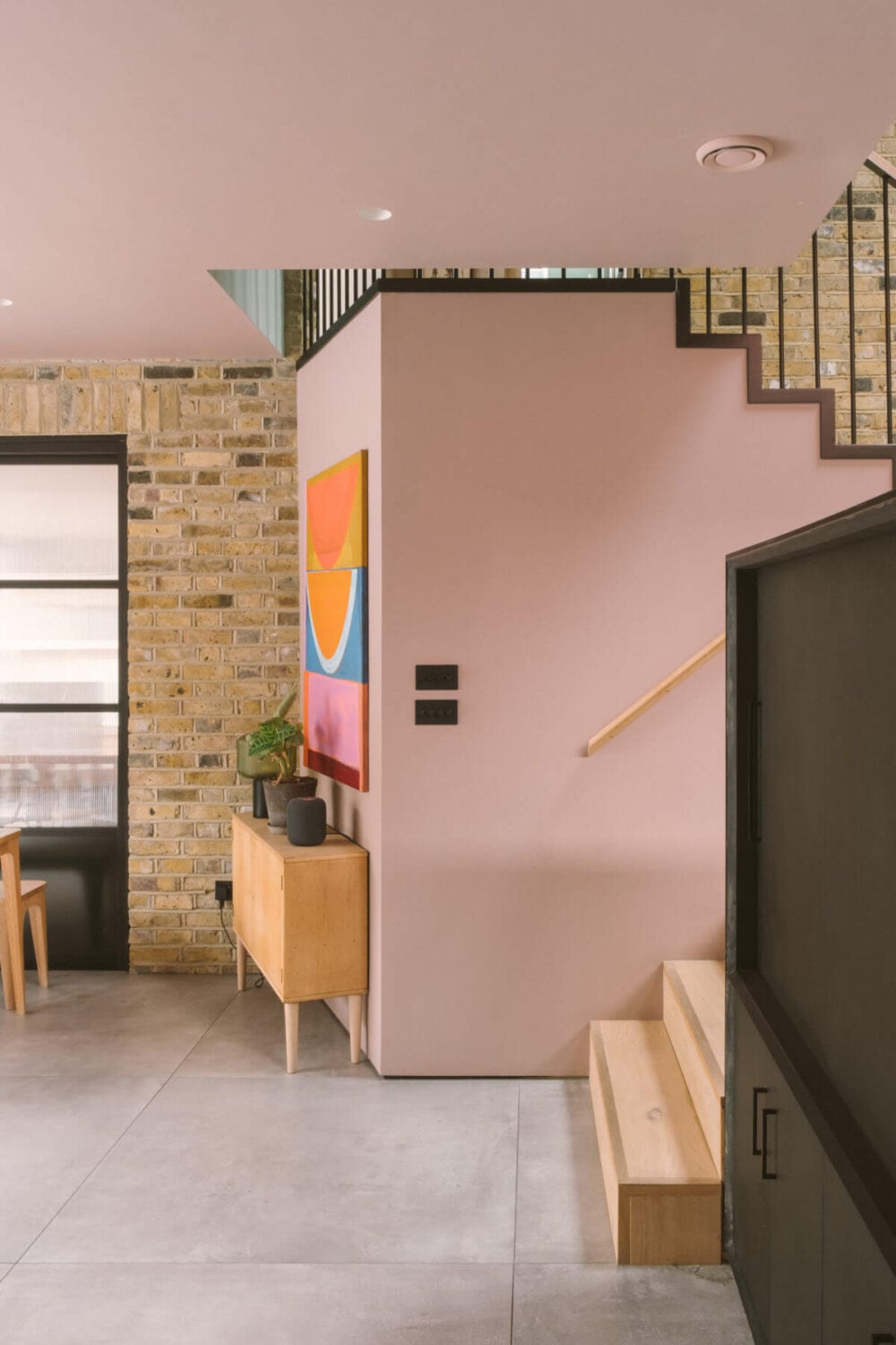 A Modern Split-Level Home with Colorful Rooms 5 modern-split-level-home-pink-walls-black-accents-nordroom