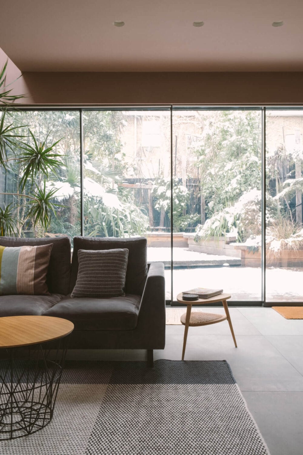 A Modern Split-Level Home with Colorful Rooms 11 modern-split-level-home-pink-walls-sliding-doors-garden-nordroom