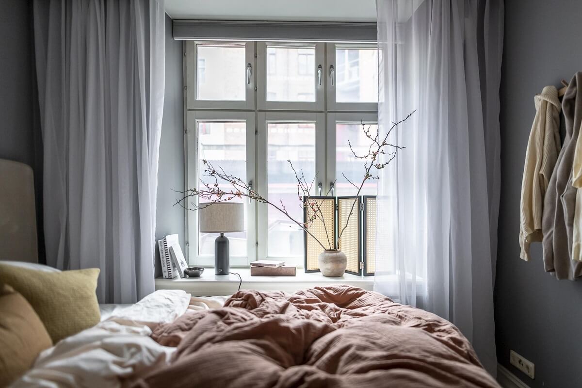 Layered Textiles and Dusty Colors in a Nordic Apartment 17 small-bedroom-dusty-pink-bedding-nordroom
