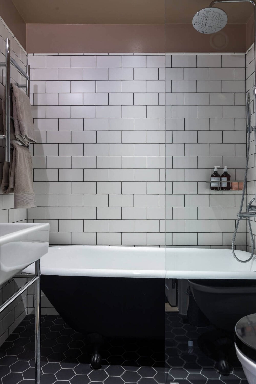 A Swedish Townhouse with a Light Green Kitchen 15 black-white-bathroom-bath-pink-painted-ceiling-nordroom