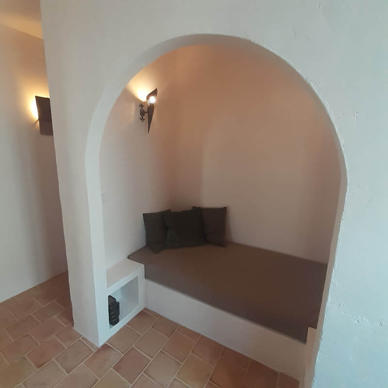 Casita Alborán: A Stylish Home in a Spanish Seaside Town 16 casita-alboran-reading-niche-arched-wall-nordroom