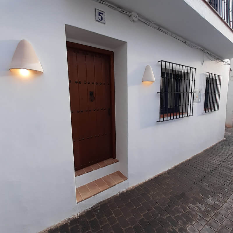 Casita Alborán: A Stylish Home in a Spanish Seaside Town 27 front-door-white-facade-casita-alboran-nordroom