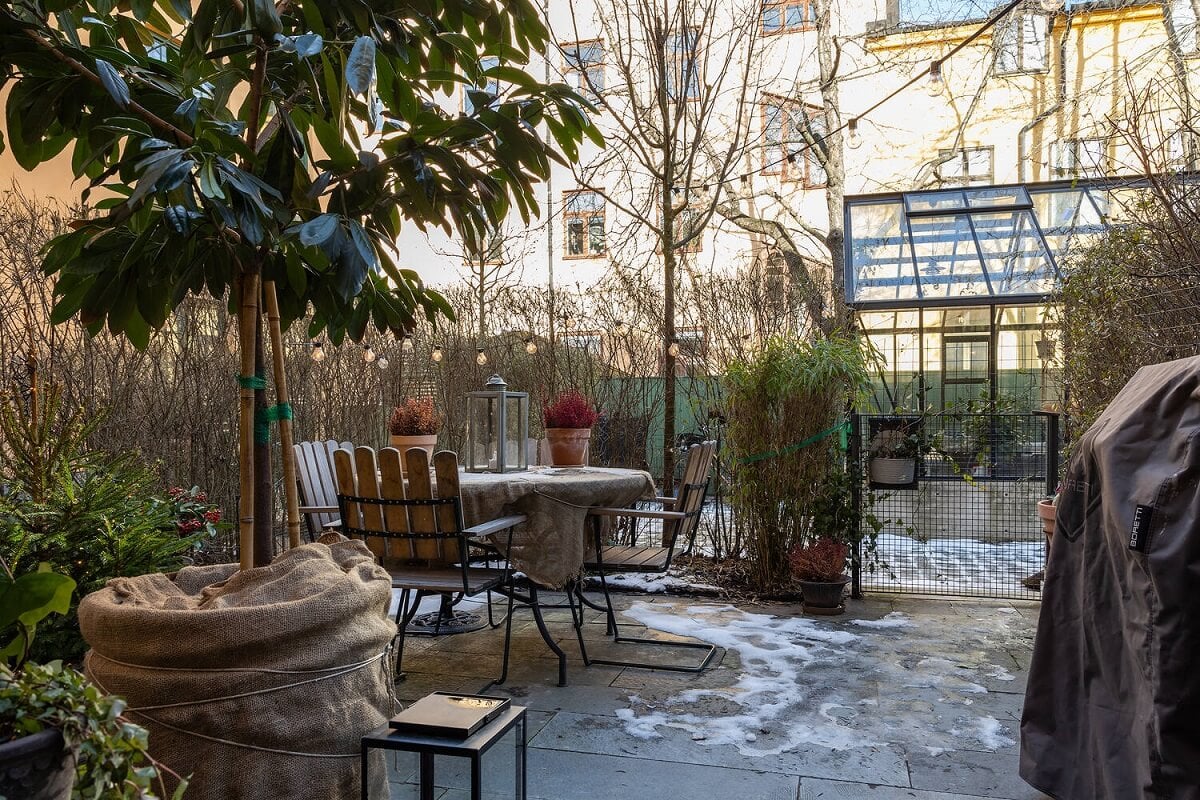 A Swedish Townhouse with a Light Green Kitchen 17 garden-stockholm-townhouse-nordroom