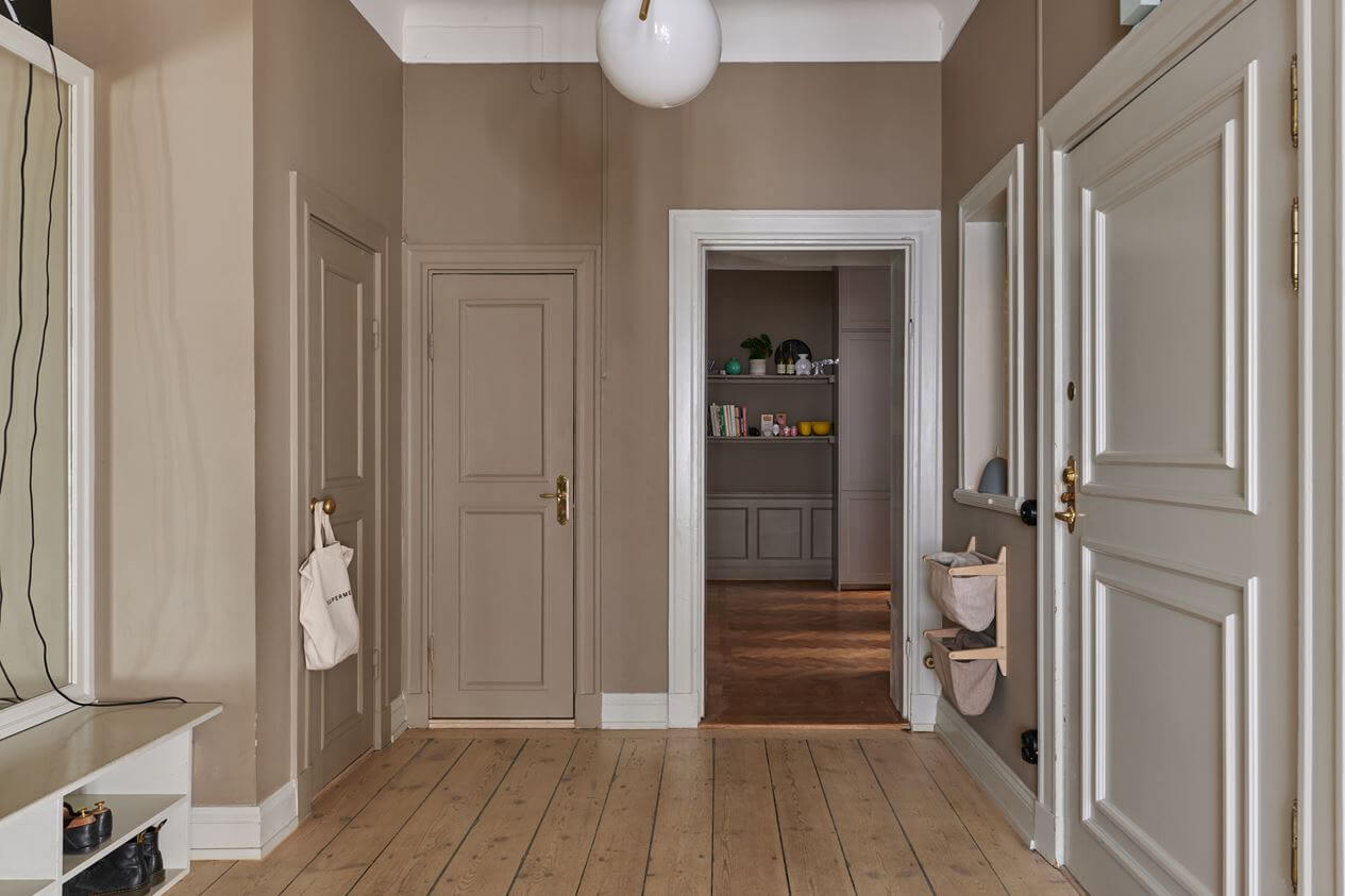 Light Brown Walls in a 17th Century Apartment in Sweden 21 hallway-light-brown-walls-wooden-floor-nordroom