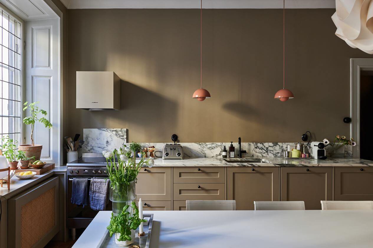 Light Brown Walls in a 17th Century Apartment in Sweden 8 kitchen-dining-table-brown-walls-pink-pendants-marble-worktop-backsplash-nordroom