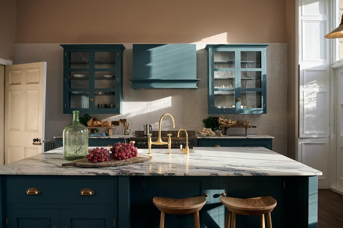A Blue deVOL Kitchen in a Georgian Terrace House 7 kitchen-island-bar-stools-blue-shaker-cabinets-nordroom