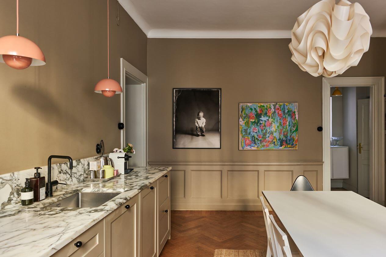 Light Brown Walls in a 17th Century Apartment in Sweden 10 kitchen-light-brown-walls-pink-pendants-nordroom