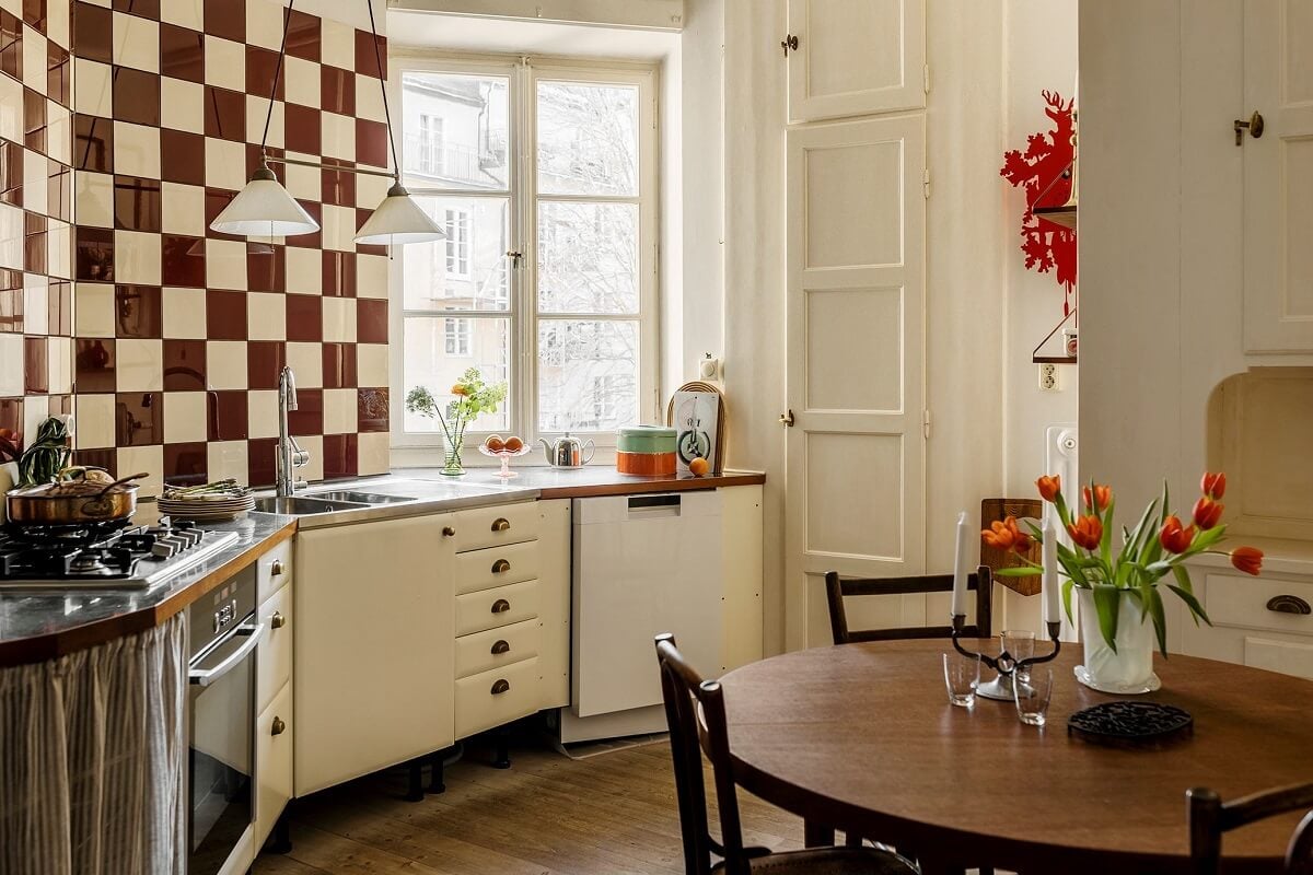 A Vintage Home with a Cozy Reading Room 8 kitchen-red-white-backsplash-tiles-nordroom