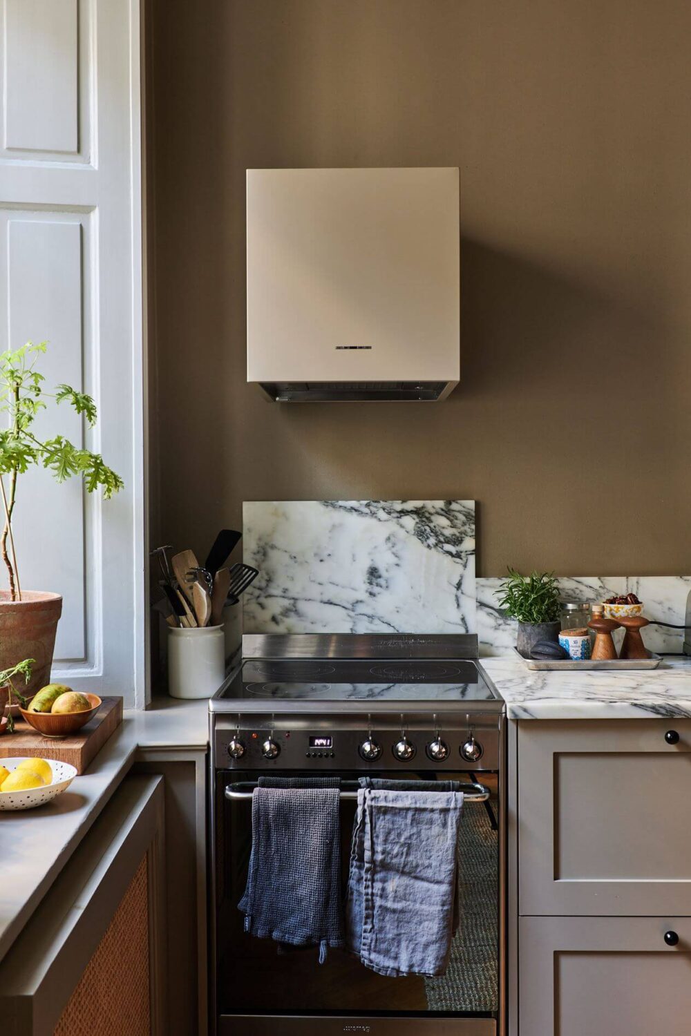 Light Brown Walls in a 17th Century Apartment in Sweden 12 light-brown-kitchen-historic-apartment-sweden-nordroom