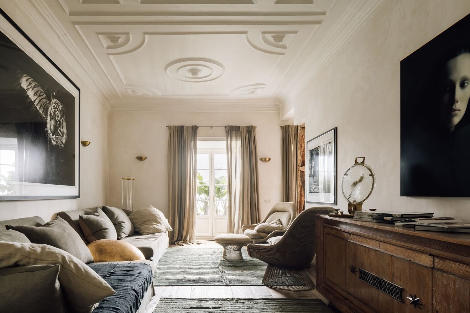 A Lisbon Townhouse with Historic Charm 2 living-room-ceiling-ornaments-lisbon-townhouse-nordroom