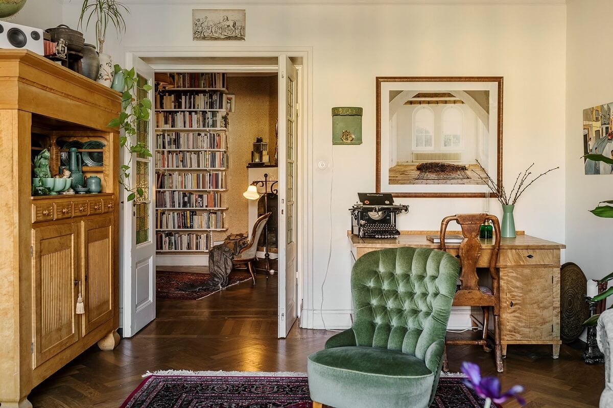 A Vintage Home with a Cozy Reading Room 6 living-room-vintage-antique-furniture-nordroom