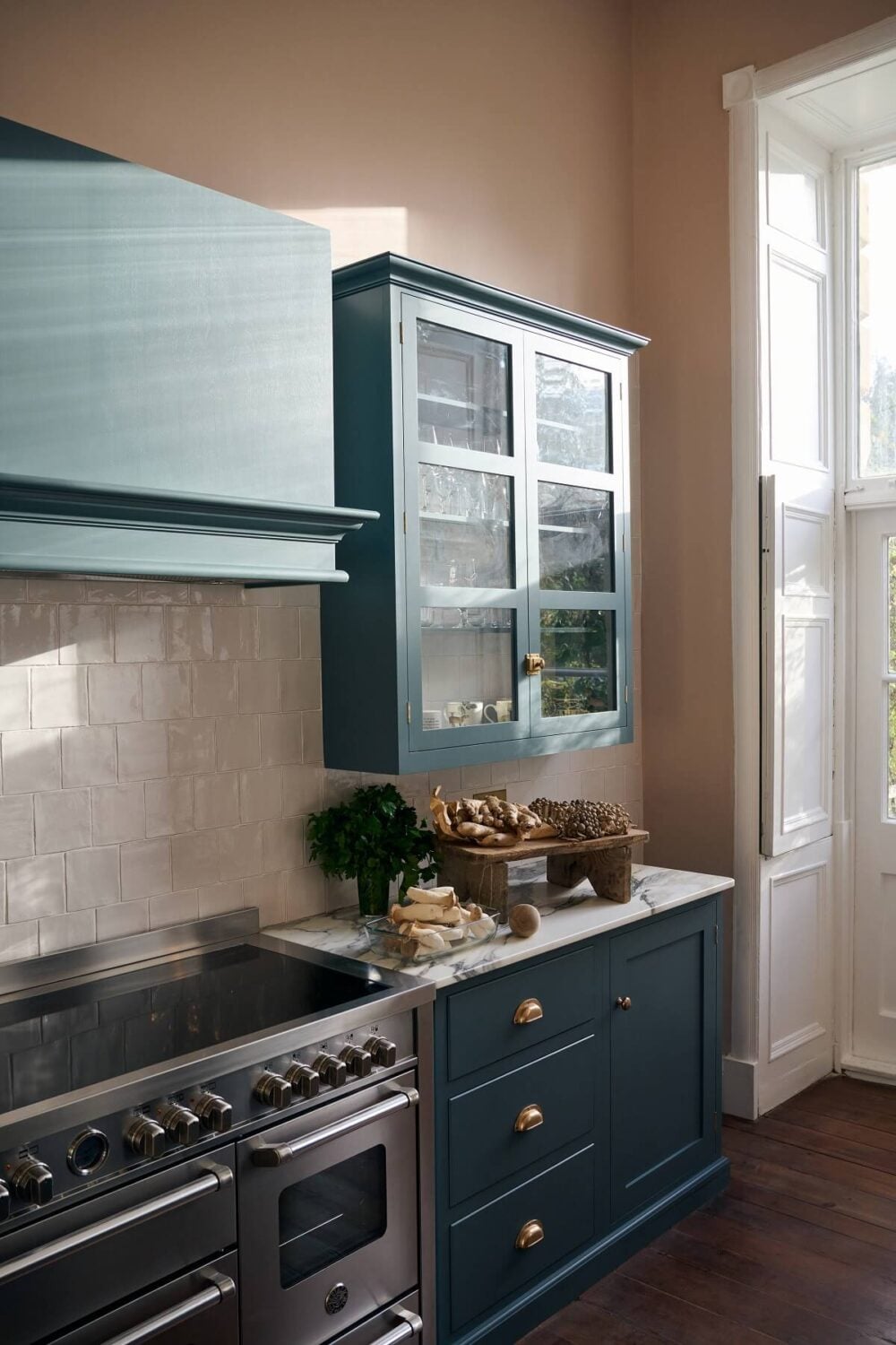 A Blue deVOL Kitchen in a Georgian Terrace House 5 real-shaker-kitchen-glass-upper-cabinets-nordroom
