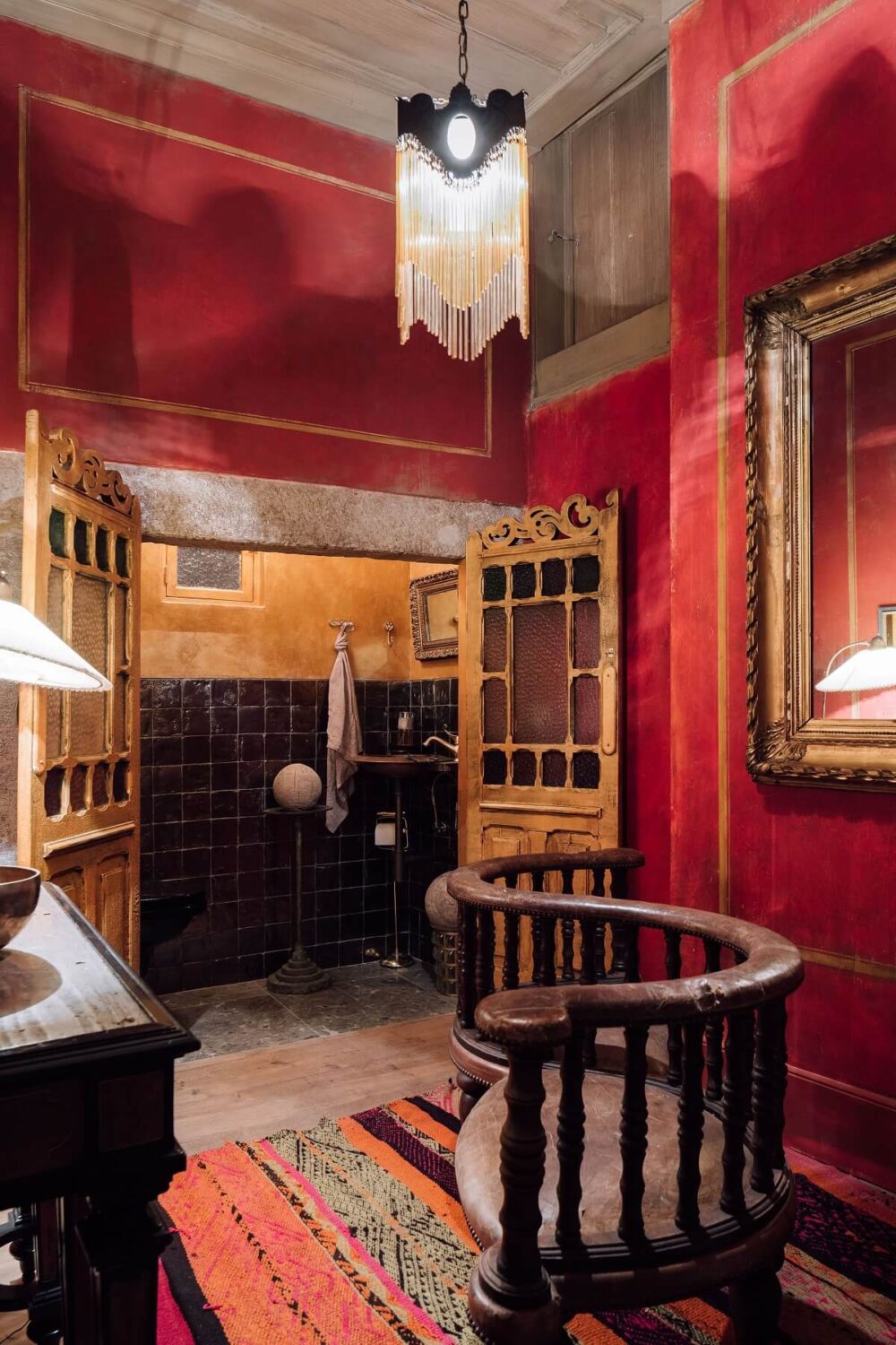 A Lisbon Townhouse with Historic Charm 17 red-walls-historic-doors-bathroom-lisbon-townhouse-nordroom